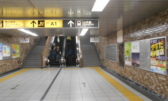 【都営・巣鴨駅　駅ばりポスター】掲出事例（やすだ仲宿店様　店舗案内）