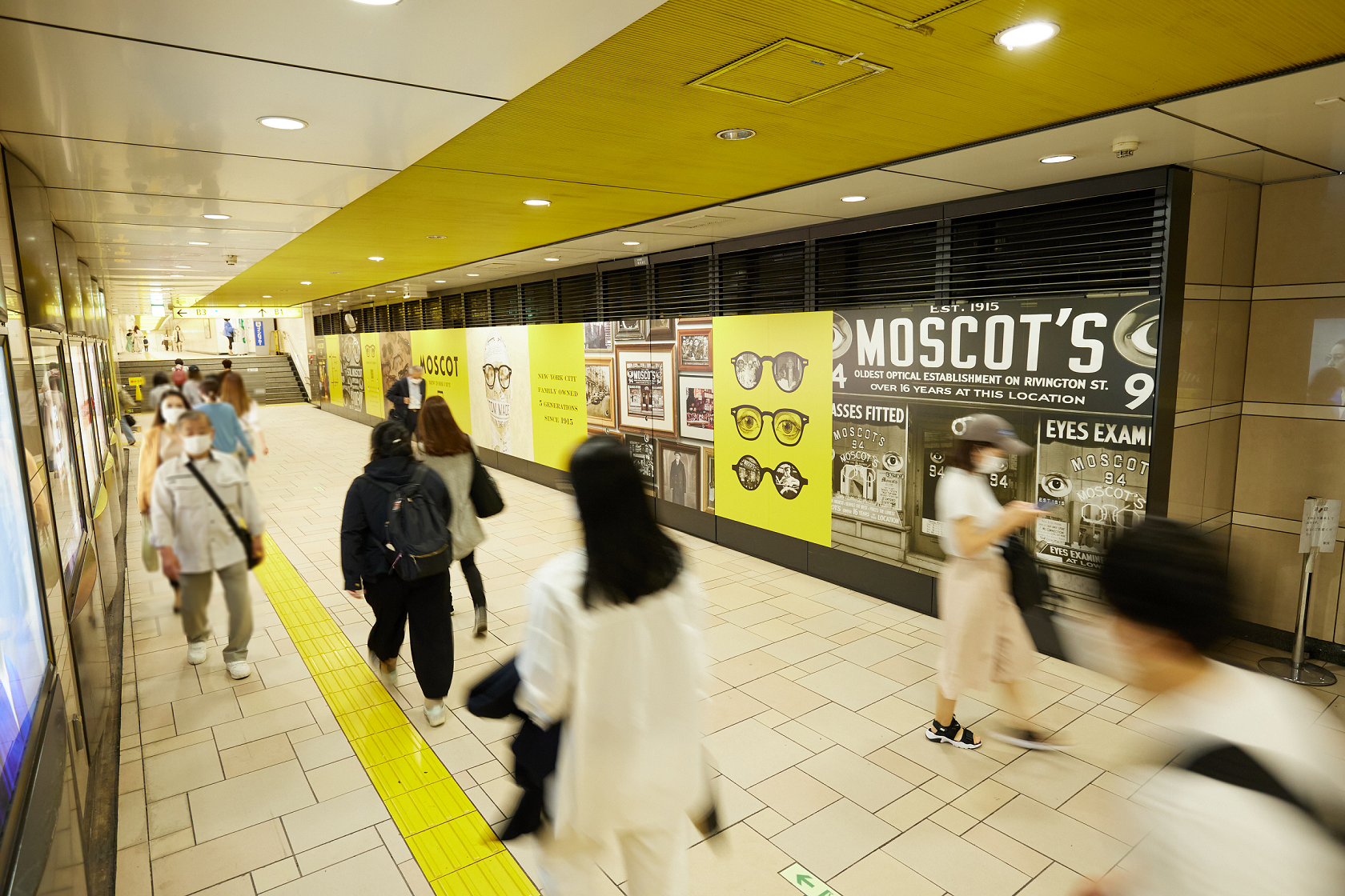 【東京メトロ銀座線表参道駅　シート広告】掲出事例（MOSCOT様　MOSCOTブランドPR）