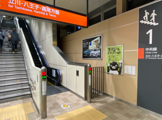 【JR東日本・国立駅　駅看板】掲出事例（ボルボ・カー国立様　店舗案内）