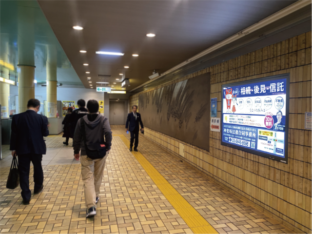 【都営・牛込神楽坂駅　駅広告】掲出事例（神楽坂法務合同事務所様　認知広告）