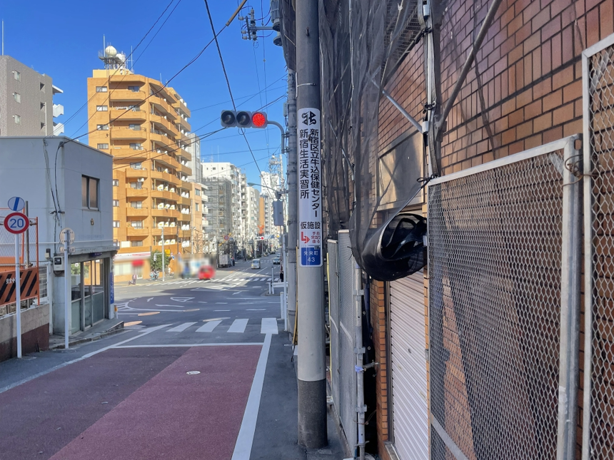 【電柱広告　新宿区】掲出事例（新宿区立牛込保健センター・新宿生活実習所様　誘導案内）